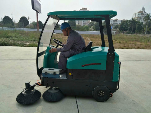 駕駛式掃地機
